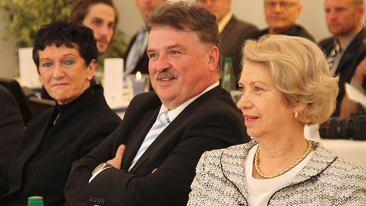 Unter Frauen: Landrat Klaus Peter Söllner im Kulmbacher Rathaus eingerahmt von SPD-Landtagsvizepräsidentin Inge Aures (links) und Margit Ruckdeschel ...