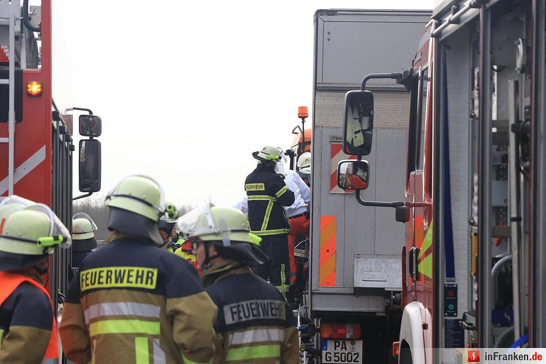 Lkw rast auf der A70 bei Haßfurt in Absicherungshänger