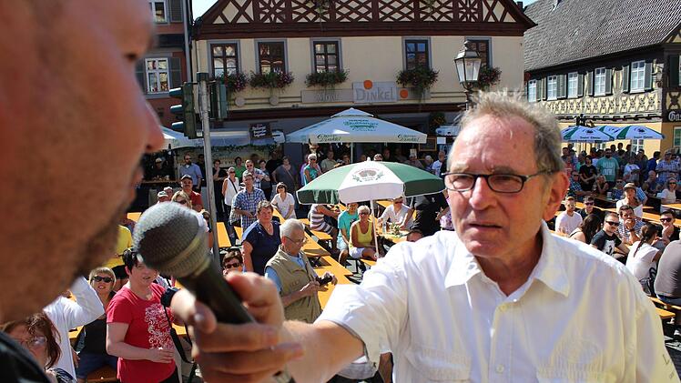 Walter Mackert (r.) in seinem Element: Als Moderator lockt er Wissenswertes über Bier aus Podiumsgästen.