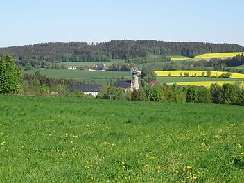 Eine 15 Hektar große Photovoltaikfläche wollte ein Investor auf der Weiherhöhe (links der Flurbereinigungsweg von der B 289 kommend) errichten. Der Gemeinderat sagte Nein. Im Hintergrund die Klosteranlage und Wallfahrtsbasilika Marienweiher sowie SteinbachKlaus-Peter Wulf