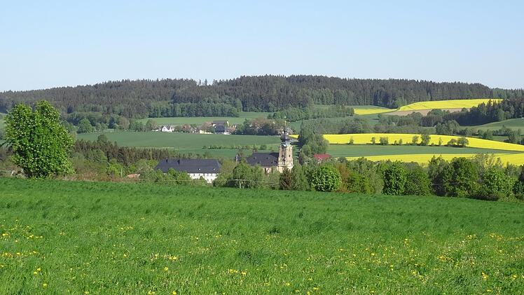 Eine 15 Hektar große Photovoltaikfläche wollte ein Investor auf der Weiherhöhe (links der Flurbereinigungsweg von der B 289 kommend) errichten. Der Gemeinderat sagte Nein. Im Hintergrund die Klosteranlage und Wallfahrtsbasilika Marienweiher sowie SteinbachKlaus-Peter Wulf