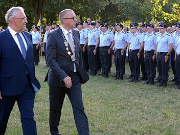 Joachim Herrmann (links), bayerischer Staatsminister des Innern und für Integration war bei der Vereidigung im Kurpark Bad Bocklet, hier mit Bürgermeister Andreas Sandwall. Foto: Peter Rauch