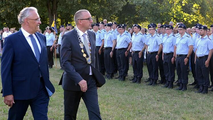Joachim Herrmann (links), bayerischer Staatsminister des Innern und für Integration war bei der Vereidigung im Kurpark Bad Bocklet, hier mit Bürgermeister Andreas Sandwall. Foto: Peter Rauch