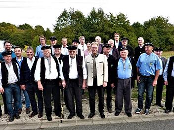 Landrat Klaus Löffler mit den Ehrenfloßmeistern, Floßmeistern, Vorständen und Ehrengästen beim Kreisflößertreffen in Neuses. Foto: Gerd Fleischmann