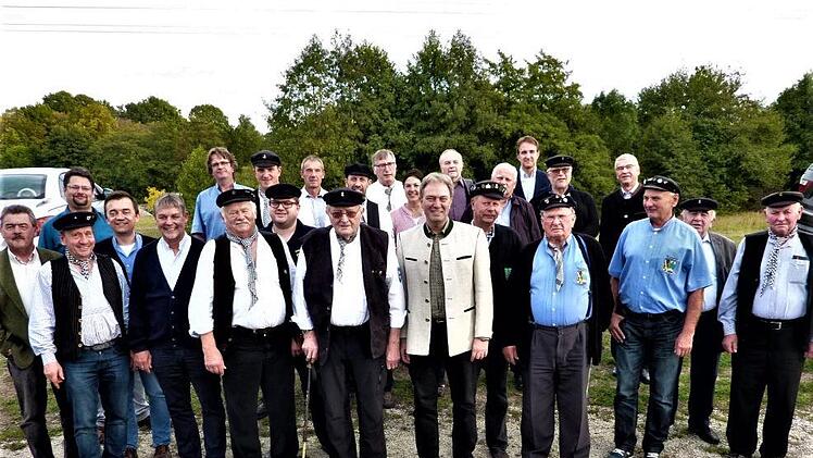 Landrat Klaus Löffler mit den Ehrenfloßmeistern, Floßmeistern, Vorständen und Ehrengästen beim Kreisflößertreffen in Neuses. Foto: Gerd Fleischmann