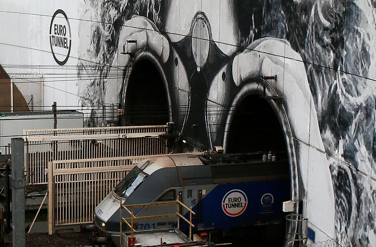 Bahnverkehr am Eurotunnel teilweise wieder aufgenommen