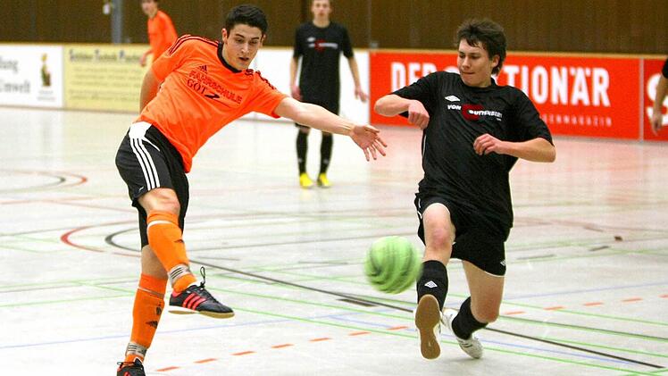 Saubere Schusshaltung: Julian Angermann (links) von der JFG Maintal/Friesenbachtal zielt per Volleyschuss auf das Gehäuse der JFG Schiefe Ebene. Florian Korn kommt zu spät.