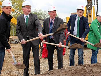 Los geht´s mit der Baugrube für das neue Weinbau-Technik-Kompetenzzentrums in Volkach. Bauleiter Alexander Dauer, Spartengeschäftsführer Günter Schuster, Bürgermeister Peter Kornell, Regionalleiter Thomas Haupt und Werkstattchef Erich Baumann packen mit an.  Foto: fp