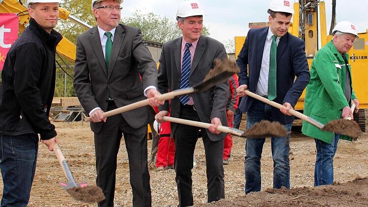 Los geht´s mit der Baugrube für das neue Weinbau-Technik-Kompetenzzentrums in Volkach. Bauleiter Alexander Dauer, Spartengeschäftsführer Günter Schuster, Bürgermeister Peter Kornell, Regionalleiter Thomas Haupt und Werkstattchef Erich Baumann packen mit an.  Foto: fp