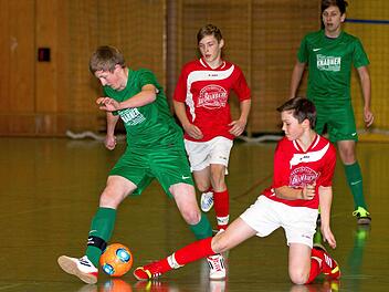 Durch einen 1:0-Sieg gegen Neukenroth legte die SG Neuses mit Philip Swoboda (rechts) in der Vorrunde den Grundstein zum Weiterkommen.  Foto: Heinrich Weiß
