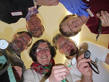Sie wollen alle Patienten gut versorgen: (von oben rechts, im Uhrzeigersinn) Silvia Müller (Bereichsleiterin zentrale Aufnahme in der Kitzinger Klinik), die Allgemeinmediziner Dr. Michael Bedö, Dr. Ulrike von Schultzendorff und Dr. Edgar Gramlich (Gesundheitsnetz Kitzinger Land) sowie Dr. Viktor Dubrauszky, Leiter der zentralen Aufnahme in der Klinik Kitzinger Land. Foto: Diana Fuchs