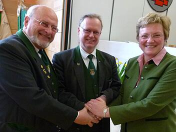 Dem neuen 1. Gauschützenmeister Klaus Jentsch (Mitte) gratulierten der Erste Bezirksschützenmeister Volker Gottfried und die Europaabgeordnete Monika Hohlmeier. Foto: Lothar Weidner
