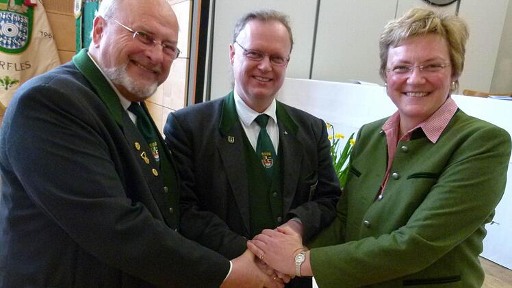 Dem neuen 1. Gauschützenmeister Klaus Jentsch (Mitte) gratulierten der Erste Bezirksschützenmeister Volker Gottfried und die Europaabgeordnete Monika Hohlmeier. Foto: Lothar Weidner