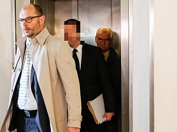 Heinz W. verlässt hinter Rechtsanwalt Dieter Widmann und in Begleitung eines Vorführbeamten den Lift im Bamberger Justizgebäude. Foto: Matthias Hoch