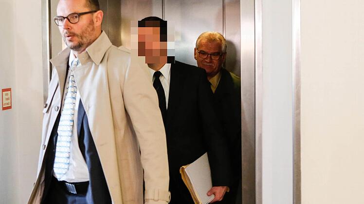 Heinz W. verlässt hinter Rechtsanwalt Dieter Widmann und in Begleitung eines Vorführbeamten den Lift im Bamberger Justizgebäude. Foto: Matthias Hoch