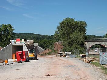 Die Brücke für den Radweg nach Arnshausen ist in den Bahndamm eingeschoben.  Foto: Heike Beudert