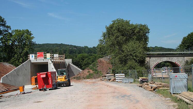 Die Brücke für den Radweg nach Arnshausen ist in den Bahndamm eingeschoben.  Foto: Heike Beudert