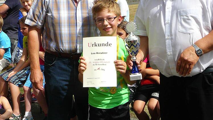 Leo Kreutzer (Bildmitte) freut sich über den Sieg bei der 33. Schülerolympiade und Bürgermeister Gerhard Schneider (rechts) überreichte ihm die Siegestrophäe. Mit im Bild (links) Organisator Erwin Tischer.