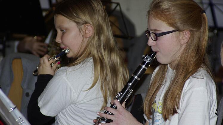 Mit Eifer und Konzentration dabei - der Nachwuchs der Auraer Musiker in der Jugendkapelle Fotos: Winfried Ehling