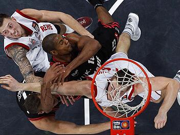 Alles ist m&ouml;glich im emotionalen Frankenderby zwischen den Brose Baskets und den s.Oliver Baskets W&uuml;rzburg. Foto: Daniel L&ouml;b
