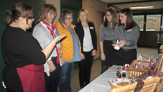 Sie holten sich Anregungen (v.&nbsp;l.): Ina B&auml;tz von der Tourismusschule, die Fachberaterin vom Amt f&uuml;r Landwirtschaft, Elke Sendelbeck, Irene Schmidt, die Lehrkraft an der Tourismusschule Tina Neubauer, die beiden Sch&uuml;lerinnen Franziska Bohl und Fabianna Schramm.  Foto: Veronika Schadeck