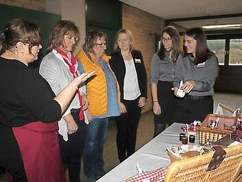 Sie holten sich Anregungen (v. l.): Ina Bätz von der Tourismusschule, die Fachberaterin vom Amt für Landwirtschaft, Elke Sendelbeck, Irene Schmidt, die Lehrkraft an der Tourismusschule Tina Neubauer, die beiden Schülerinnen Franziska Bohl und Fabianna Schramm.  Foto: Veronika Schadeck