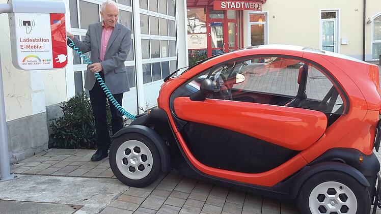 Kontinuierlich für die Zukunft gerüstet hat Günter Schneider die Bad Brückenauer Stadtwerke mit ihren einzelnen Geschäftsfeldern. Da ist die Ladestation für Elektromobile vor dem Unternehmensgebäude schon zur Selbstverständlichkeit geworden.Foto: Rolf Pralle