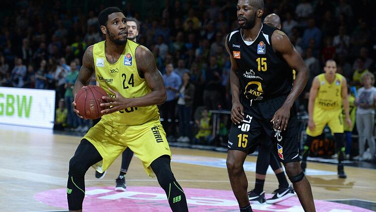 De' Mon Brooks (links) gegen Derrick Allen. Foto: Peter Mularczyk