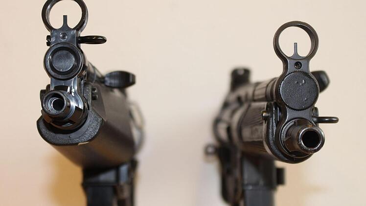 Von welcher Waffe droht Lebensgefahr? Vergleich von Anscheinswaffe (links) und echter Maschinenpistole (rechts) mit Blick auf die Mündung. Foto: Polizei Unterfranken