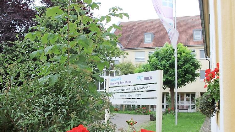 Das Seniorenzentrum in der Stadtmitte von Ebern, eine Symbiose von Alt- und Neubau, gehört aktuell zu den Einser-Kandidaten der Pflegeheime im Kreis Haßberge. Das Diakonische Werk Bamberg-Forchheim plant dennoch eine Generalsanierung. Foto: Ralf Kestel