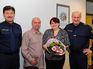 Für Katrin Bogdan und Thomas Heerlein gab es Präsente bei der Polizei - vom Leiter der Polizeiinspektion Bamberg-Land, Albert Häfner (rechts) und  seinem Stellvertreter Werner Rebhan (links).Matthias Hoch