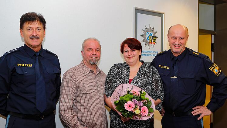 Für Katrin Bogdan und Thomas Heerlein gab es Präsente bei der Polizei - vom Leiter der Polizeiinspektion Bamberg-Land, Albert Häfner (rechts) und  seinem Stellvertreter Werner Rebhan (links).Matthias Hoch