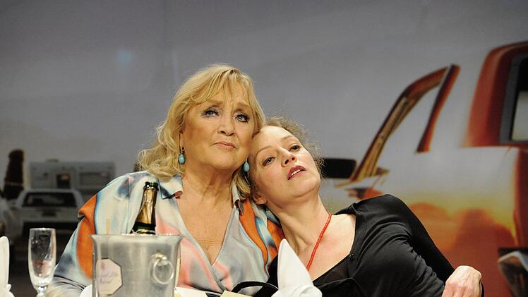 Szene aus "Bella figura" mit Doris Kunstmann und Julia Hansen_Joachim Hiltmann