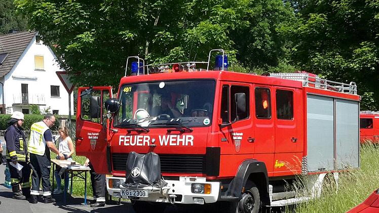 Am Bereitstellungsplatz bespricht Einsatzleiter Markus Ullrich (2. von links) mit einem Kollegen organisatorische Details. Hier laufen zu Beginn der Übung alle Fäden zusammen. Rolf Pralle