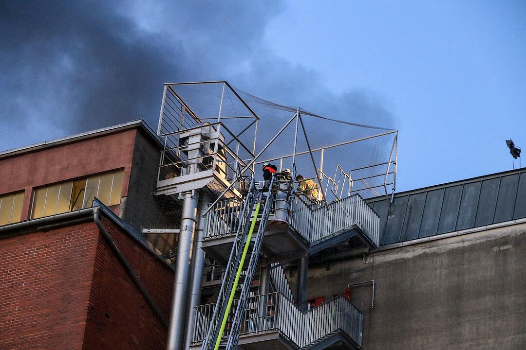 Malzfabrik Weyermann in Bamberg in Flammen: Einsatzkräfte kämpfen stundenlang gegen das Feuer