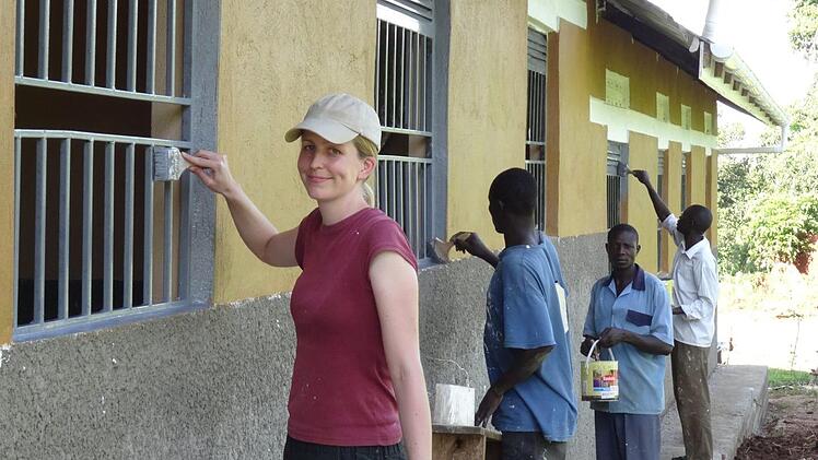 Gemeinsam stark: Michaela Schraudt und ihre einheimischen Helfer bei Streicharbeiten an der Sky Standard Nursery & Primary School in Kalagi.