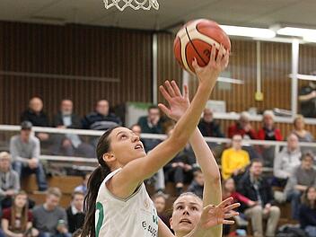 Die Bambergerin Ivana Grbic (vorn) überlistet die Münchnerin Christina Schnorr unter dem Korb. 17 Punkte erzielte die Serbin in der ersten Play-off-Partie. Will die DJK in der Landeshauptstadt eine Chance haben, braucht es wieder mehr Leistungsträgerinnen, die auf eine zweistellige Ausbeute kommen. Foto: sportpress