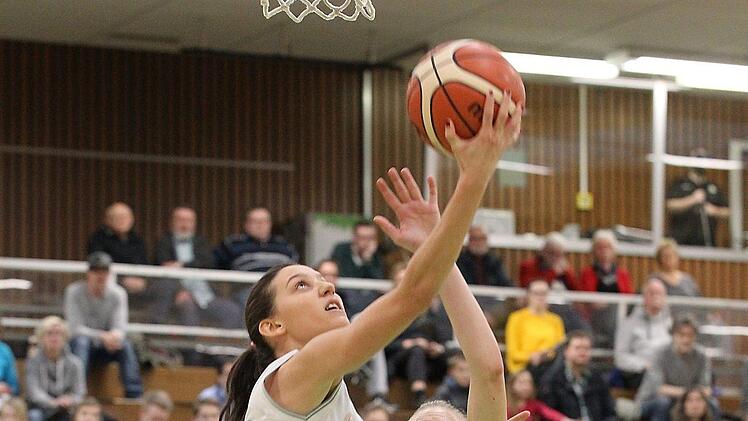 Die Bambergerin Ivana Grbic (vorn) überlistet die Münchnerin Christina Schnorr unter dem Korb. 17 Punkte erzielte die Serbin in der ersten Play-off-Partie. Will die DJK in der Landeshauptstadt eine Chance haben, braucht es wieder mehr Leistungsträgerinnen, die auf eine zweistellige Ausbeute kommen. Foto: sportpress
