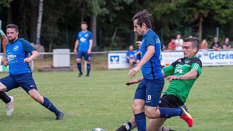 Mit einem langen Bein spitzelt der Neuenseer Mario Schellhase bem Lettenreuther Kevin Pfaff den Ball vom Fuß. Foto: Klaus Gagel