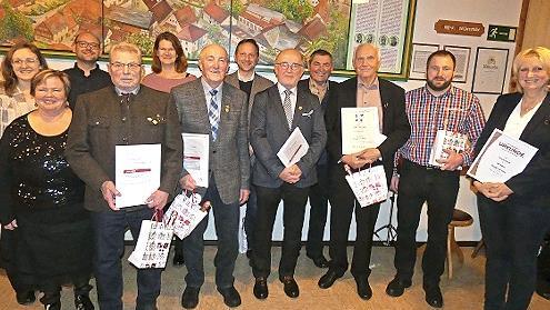 Ehrung der langjährigen Sänger und einer Sängerin mit (vorne von links) der Vorsitzenden Gabriele Herold und den Jubilaren Rudolf Lindner, Karl Ebner, Heinz Eschenbacher, Hans-Lothar Kaiser, Rainer Guist und Cornelia Krauß.