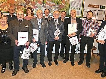 Ehrung der langjährigen Sänger und einer Sängerin mit (vorne von links) der Vorsitzenden Gabriele Herold und den Jubilaren Rudolf Lindner, Karl Ebner, Heinz Eschenbacher, Hans-Lothar Kaiser, Rainer Guist und Cornelia Krauß.