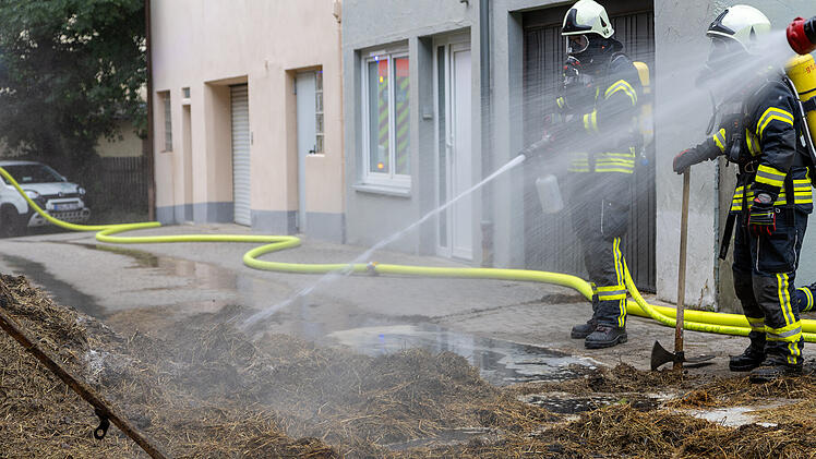 Gro&szlig;alarm in Bad Br&uuml;ckenau: Feuerwehr k&auml;mpft gegen Scheunenbrand