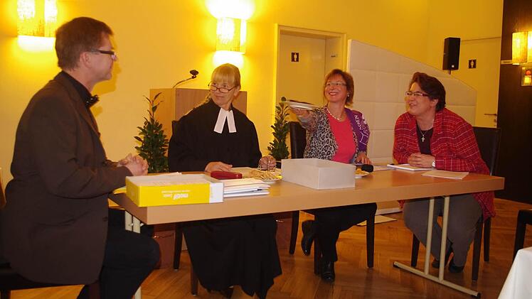 Kirchenpfleger" Pfennigfuchs Martin Gundermann, "Pfarrerin" Sabine Alfort sowie die beiden "Kirchenvorstände" Susanne Bächer und Alina Ellgring (von links) bei einer etwas ungewöhnlich verlaufenden Kirchenvorstands-Sitzung