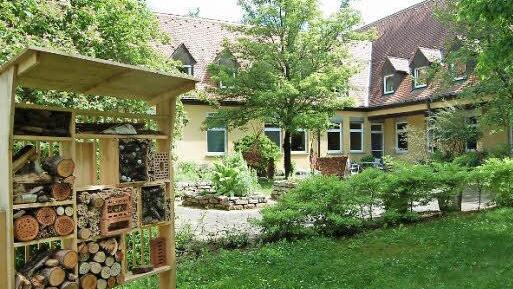 Ein Haus für die Wildbienen steht vor dem Hauptgebäude, das von 1976 bis 1980 errichtet wurde.