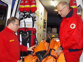 Vorsitzender Stefan Büttner und Technischer Leiter Matthias Schopf vom DLRG-Ortsverband Küps prüfen die Ausrüstung im Einsatzfahrzeug. Fotos: Heike Schülein