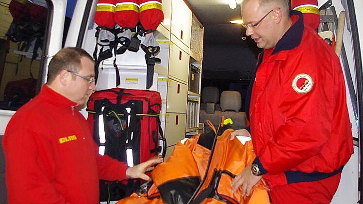 Vorsitzender Stefan Büttner und Technischer Leiter Matthias Schopf vom DLRG-Ortsverband Küps prüfen die Ausrüstung im Einsatzfahrzeug. Fotos: Heike Schülein