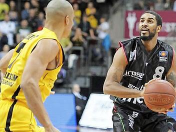 Der Bayreuther Neuzugang Dennis Jerome Seeley (rechts) - hier gegen Shawn Huff - hat am Samstag in Ludwigsburg sein Bundesligadebüt gegeben. Seine Punktausbeute: zwei Dreier.  Foto: Peter Mularczyk
