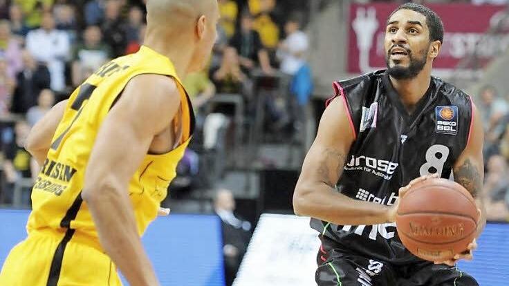Der Bayreuther Neuzugang Dennis Jerome Seeley (rechts) - hier gegen Shawn Huff - hat am Samstag in Ludwigsburg sein Bundesligadebüt gegeben. Seine Punktausbeute: zwei Dreier.  Foto: Peter Mularczyk