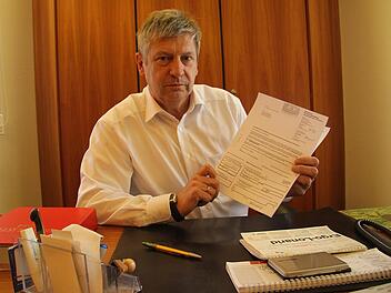 Hausarzt Dr. Reinhard Baar hat eine 90-jährige Patientin, die aus der hausarztzentrierten Versorgung "ausgeschrieben" worden ist. Inzwischen hat sich herausgestellt, dass die AOK die Zahlung übersehen hat. Natürlich wird die Frau weiterhin berücksichtigt. Foto: Sonja Adam