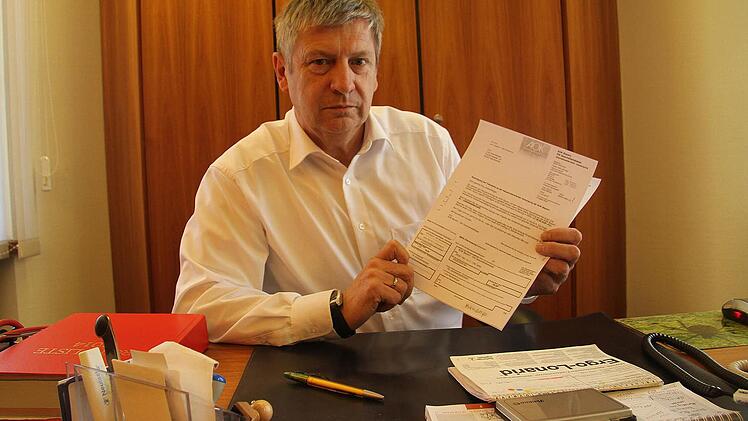 Hausarzt Dr. Reinhard Baar hat eine 90-jährige Patientin, die aus der hausarztzentrierten Versorgung "ausgeschrieben" worden ist. Inzwischen hat sich herausgestellt, dass die AOK die Zahlung übersehen hat. Natürlich wird die Frau weiterhin berücksichtigt. Foto: Sonja Adam